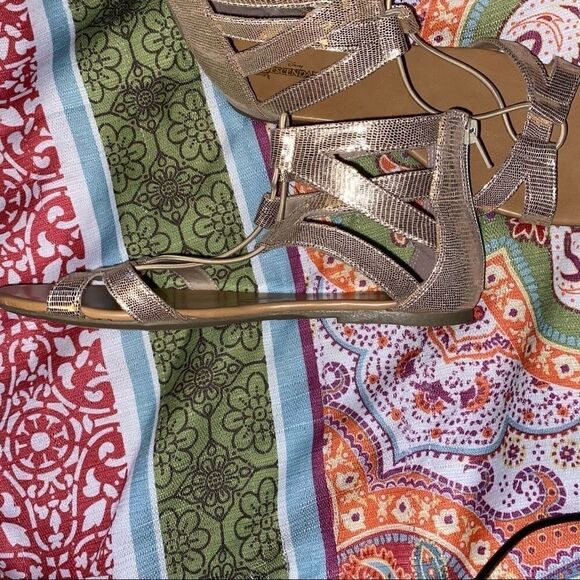 New disney descendants gold gladiator sandals Sz 9 - Picture 2 of 6